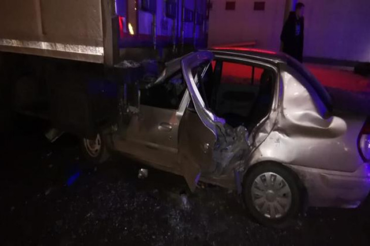 Жуткая смерть водителя Рено, влетевшего под фуру на Димитровском мосту