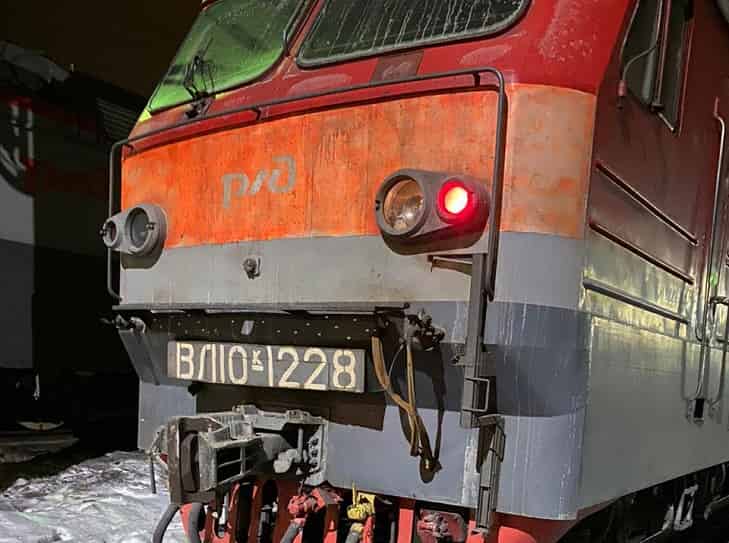 Грузовой поезд столкнулся с электровозом в Ленинском районе Новосибирска