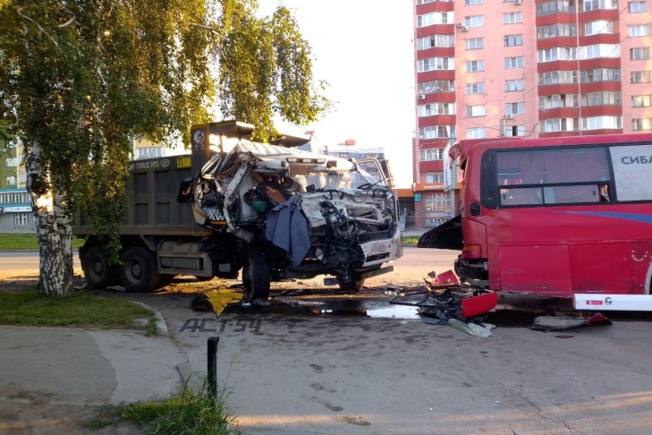 Пьяный водитель самосвала влетел в автобус на улице Блюхера в Новосибирске