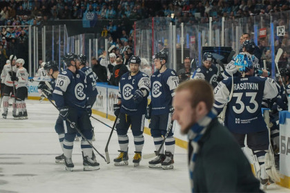 В Новосибирске суд вынес приговор болельщику за избиение полицейского на хоккее