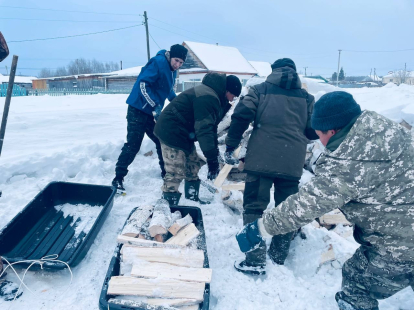 Семье военнослужащего СВО волонтеры помогли сложить дрова