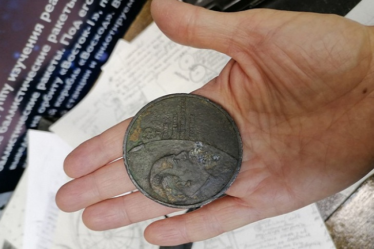 Раритетную медаль нашел в песочнице ребенок из Новосибирска