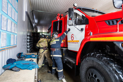 Пенсионера спасли из горящей высотки новосибирские огнеборцы