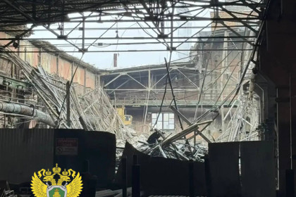 Крыша склада рухнула на улице Трикотажная в Новосибирске