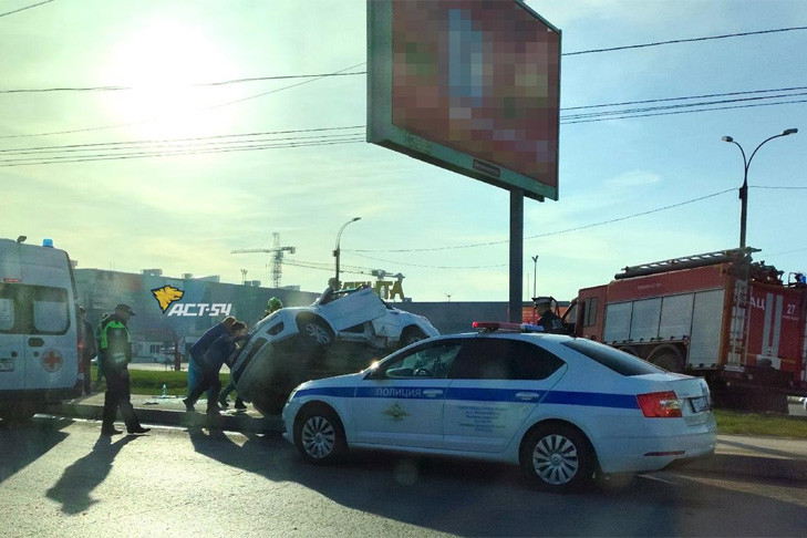 90-летняя пассажирка «Лады» перевернулась в машине в Новосибирске