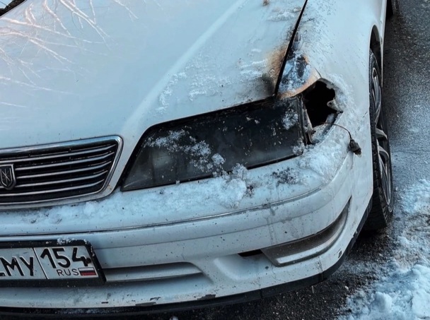 Неизвестные закидали снегом горящую машину в Новосибирске