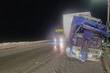 Две фуры столкнулись в смертельном ДТП на трассе «Иртыш» под Новосибирском