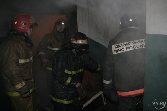 Из пожара на улице Кедровой спасли 15 новосибирцев