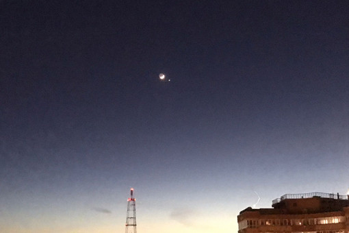 Необычный месяц повис в небе над Новосибирском вечером 24 марта