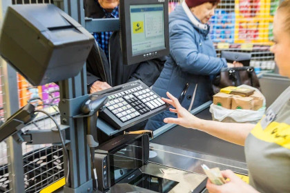 День наличных: жители Новосибирска столкнулись с трудностями при оплате покупок