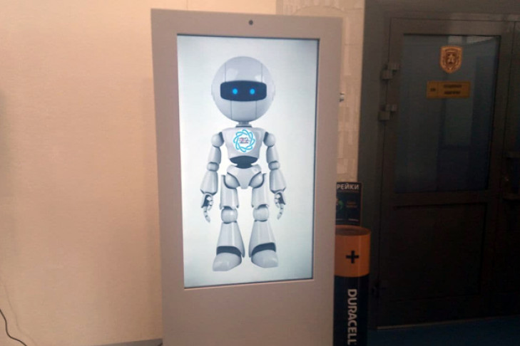 Робот Лиомчик встретил школьников в холле лицея «Надежда Сибири»