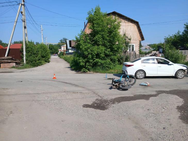 Шумахер на питбайке врезался в Kia Rio в Новосибирске