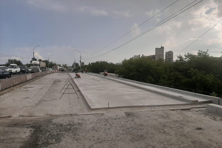 Советское шоссе в Новосибирске сузили на две полосы из-за ремонта трех путепроводов