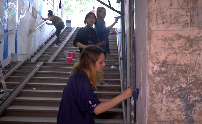 Студенты раскрашивают подземный переход в Ленинском районе