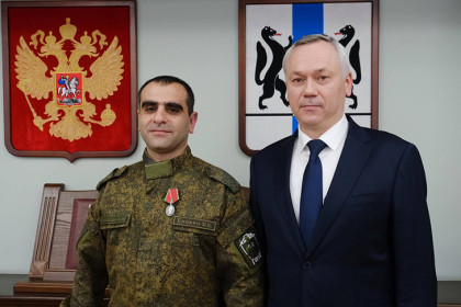 Андрей Травников вручил медаль Суворова мобилизованному врачу — герою СВО