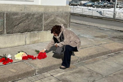 Стихийный мемориал в честь погибших в «Крокус Сити Холле» появился в Новосибирске