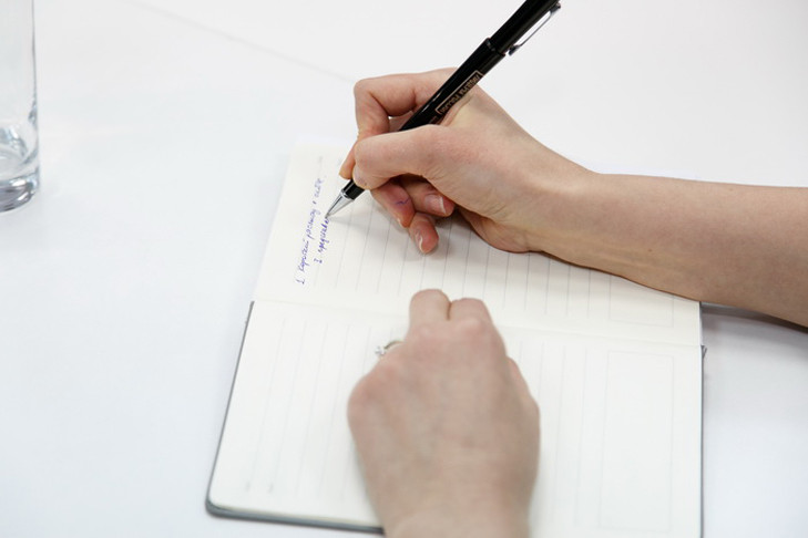 Художника из новосибирской колонии отправили под суд за творчество в блокноте