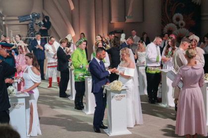 Три пары из Новосибирска вступили в брак на фестивале «Россия. Соединяя сердца»