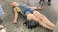 Женщина легла на пол у входа в метро в Новосибирске