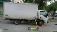Девочка на самокате попала под грузовик в Новосибирске