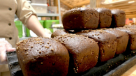 На полках новосибирских магазинов нашли опасный хлеб
