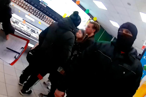 «Отскочить по разам»: массовую драку пьяниц и наркомана разняли в Новосибирске