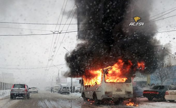 Автобус сгорел на площади Маркса в Новосибирске