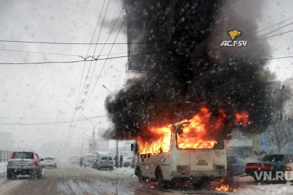 Автобус сгорел на площади Маркса в Новосибирске