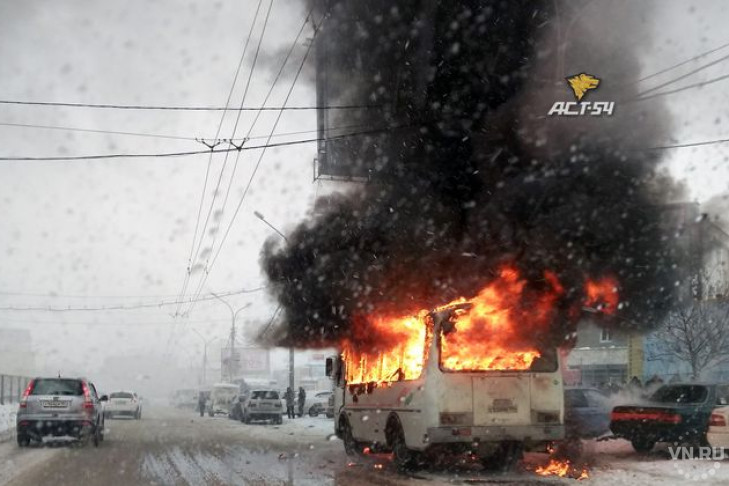 Автобус сгорел на площади Маркса в Новосибирске
