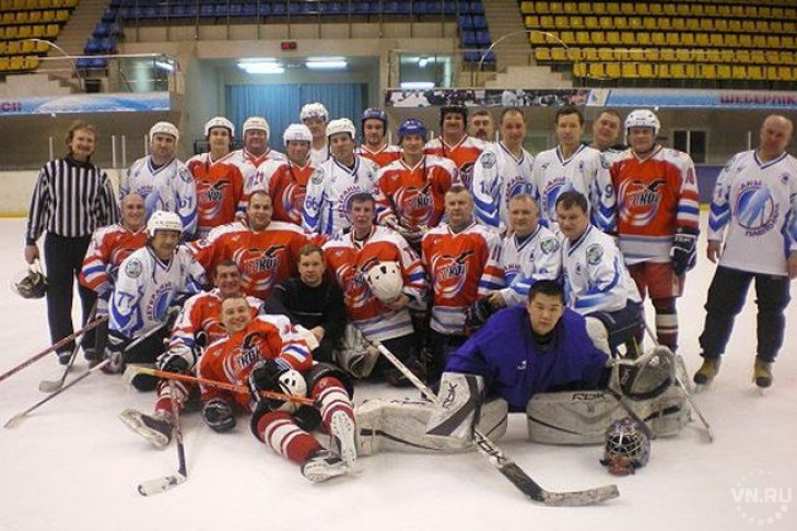 На черном льду тренируются хоккеисты из Карасука 