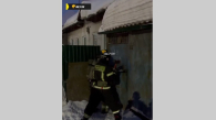 Новосибирские пожарные спасли двух человек из горящего дома