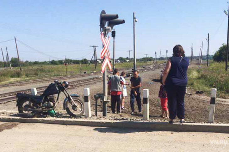 Два мотоциклиста не пережили столкновения с поездом