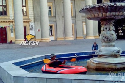 Парень на надувной лодке сплавляется по фонтанам Новосибирска