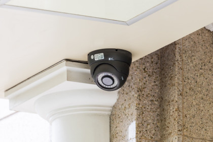 Замдиректора новосибирской школы привлекли к ответственности за камеры в туалете