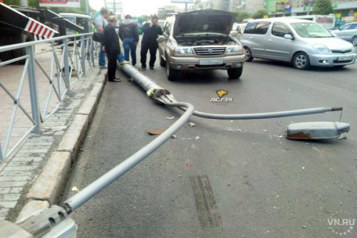 Фонарный столб обрушился на машины в центре Новосибирска