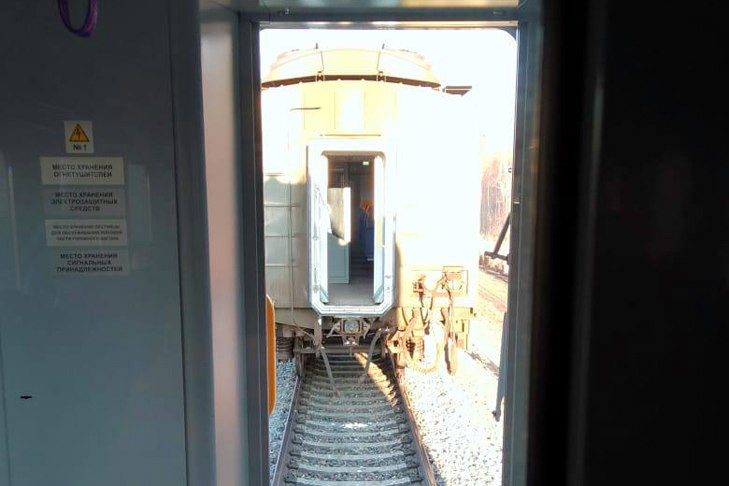 Опять от меня сбежала: вагон с людьми отцепился от электрички под Новосибирском
