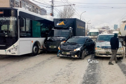 Неудачный маневр водителя Kia Rio привел к массовому ДТП на Сибиряков-Гвардейцев