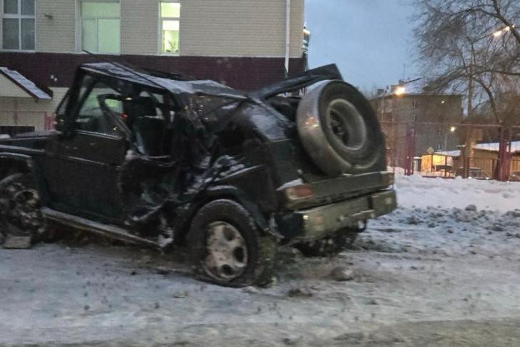 Элитный Mercedes Gelandewagen перевернулся на Большевистской: есть пострадавший