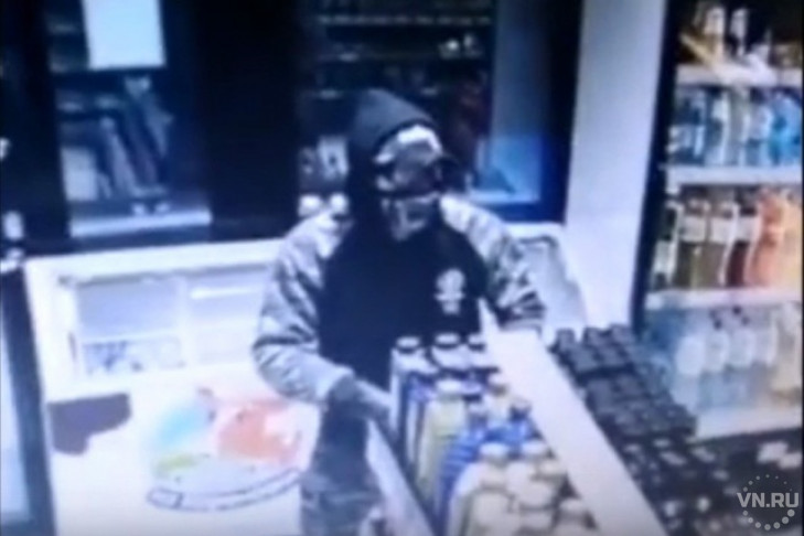 Двое в масках и оружием ограбили АЗС в Новосибирске за 30 секунд 