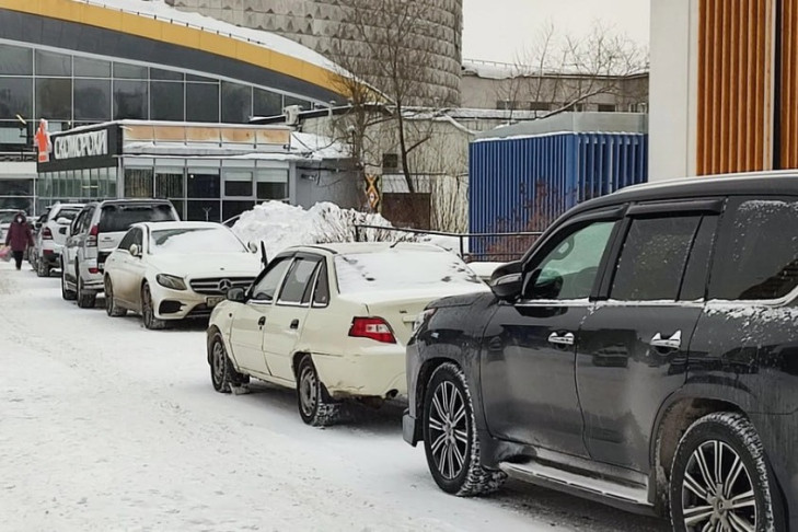 Площадь перед Нарымским сквером вновь превратили в парковку новосибирские автохамы