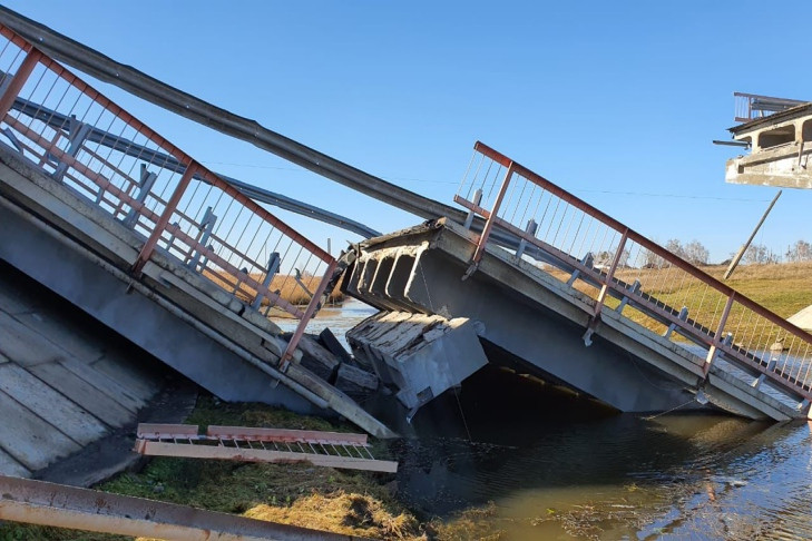 Дорогу через Базово с разрушенным мостом закрыли для большегрузов