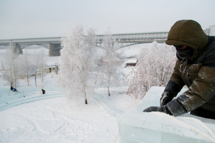 Ледовый городок начали строить на Михайловской набережной