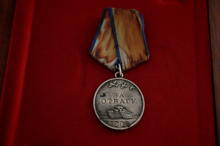 Бойцы СВО вернули 80-летнюю медаль «За отвагу» жителю Новосибирска