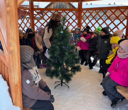 Школьная беседка в Северном стала центром притяжения для детей