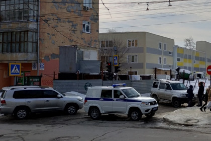 «Маленькая потасовка была» - общественники охраняют лицей "Надежда Сибири" от стройки  
