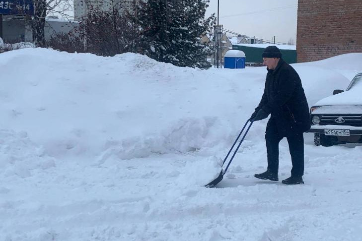 Снежный коллапс во дворах и на дорогах испортил выходной жителям Новосибирска