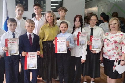 Школьникам Новосибирска вручили депутатскую стипендию