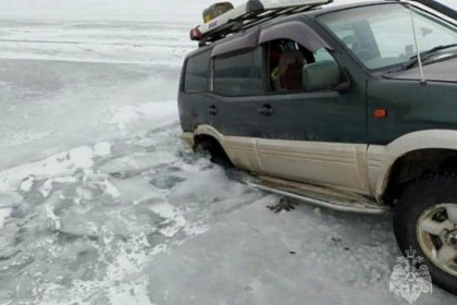 Туристы из Новосибирска провалились под лед на озере Байкал