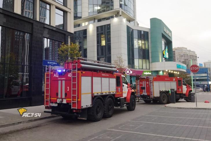 Пожарные в Новосибирске прибыли к ресторану «Горыныч» после ЧП на кухне