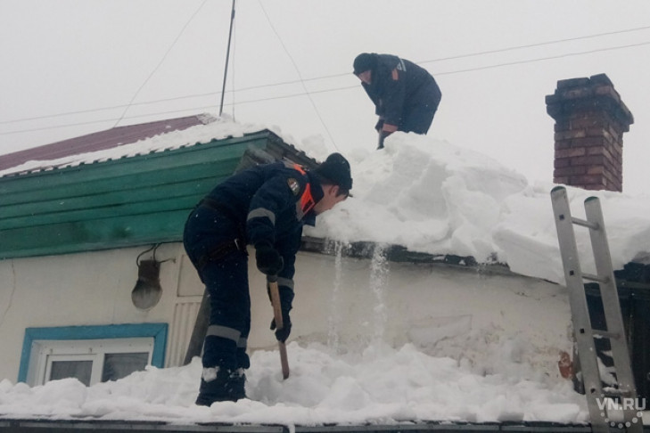 Трем почтенным вдовам почистили крыши спасатели-альтруисты